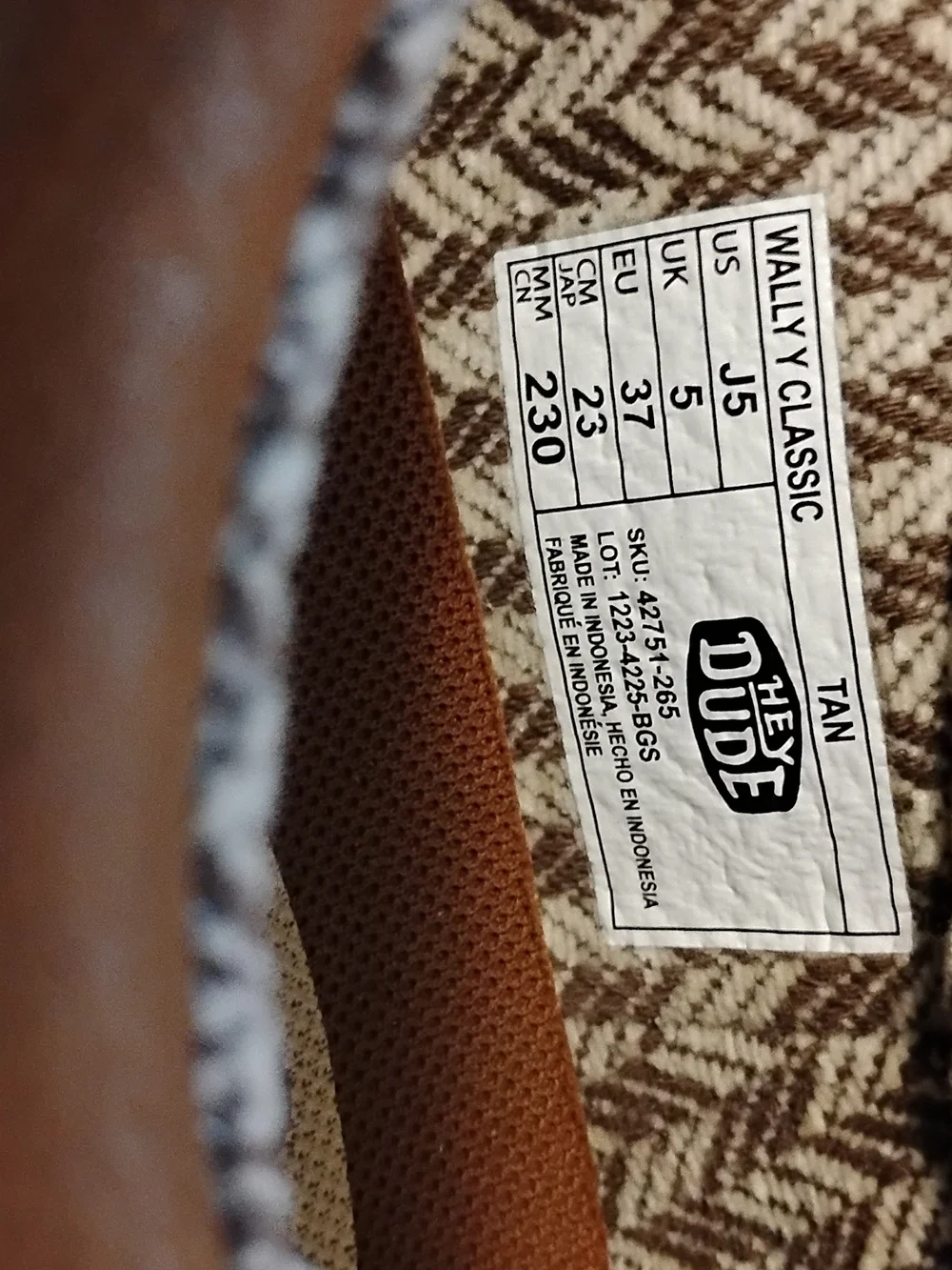 Hey Dude Tan Slip-On Wally Classic Loafers Size J5 Read Description